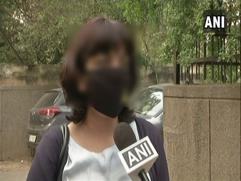 A woman molestrated in office terrace in New Delhi | धक्कादायक ! ऑफिसच्या छतावर जबरदस्ती तरुणीचा हात पकडून करु लागला हस्तमैथून