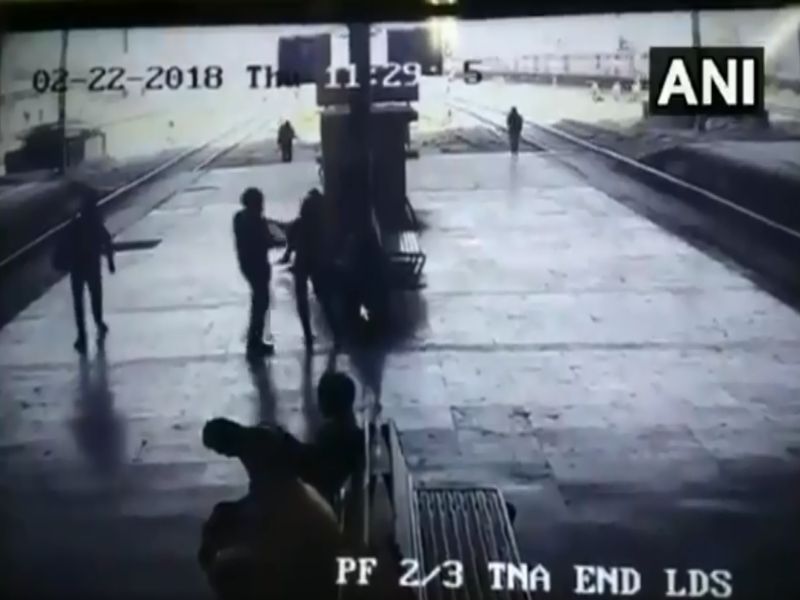 Girl molested at Turbhe railway station in Navi Mumbai | धक्कादायक! विकृत व्यक्तीकडून तरुणीचं चुंबन घेण्याचा प्रयत्न; नवी मुंबईतील स्टेशनवरचा प्रकार