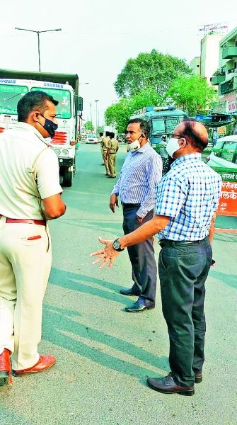 Municipal Commissioner Radhakrishnan b. On the streets | मनपा आयुक्त राधाकृष्णन बी.  रस्त्यावर, नागरिकांची घेतली झडती 