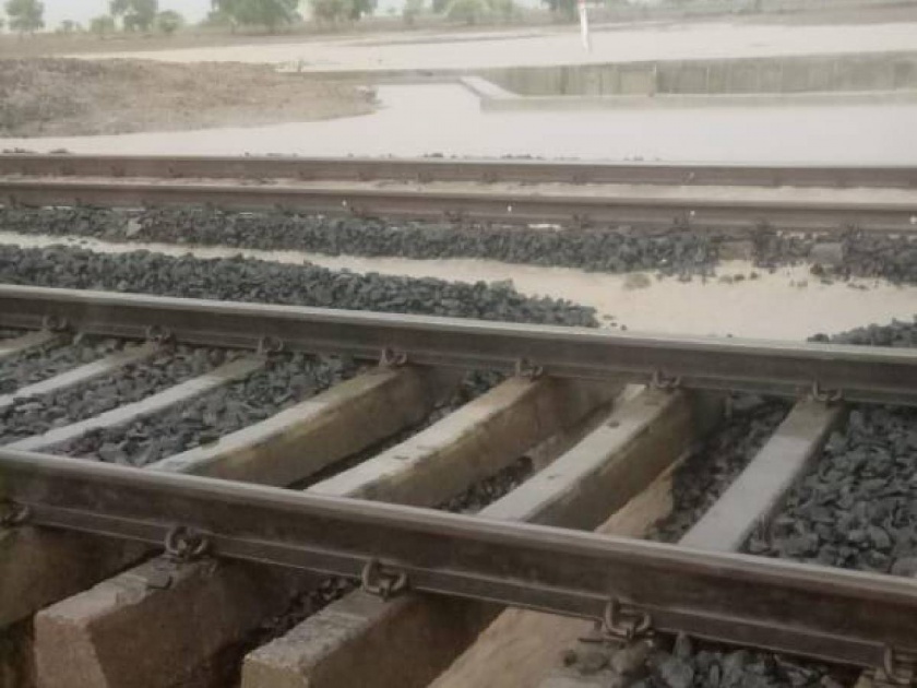 All trains from Nagpur to Mumbai canceled due to cloudburst | ढगफुटीमुळे नागपूर कडून मुंबईकडे जाणाऱ्या सर्वच रेल्वे रद्द; माना कुरूमजवळ गिट्टी वाहून गेली