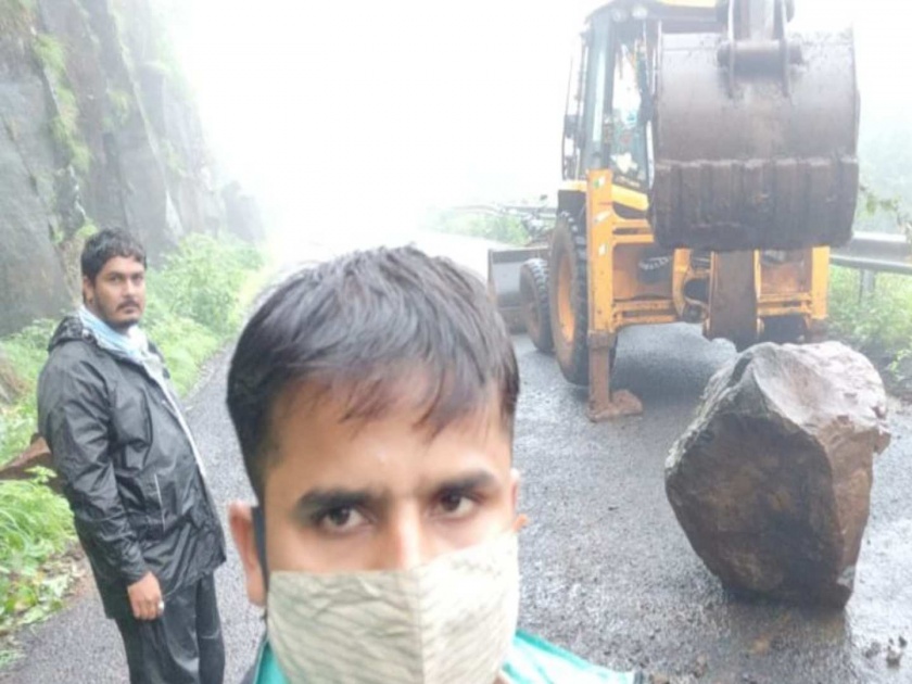 landslide in sindhudurgs karul ghat after heavy rainfall | वैभववाडीतील करुळ घाटात दरड कोसळली; वाहतूक विस्कळीत
