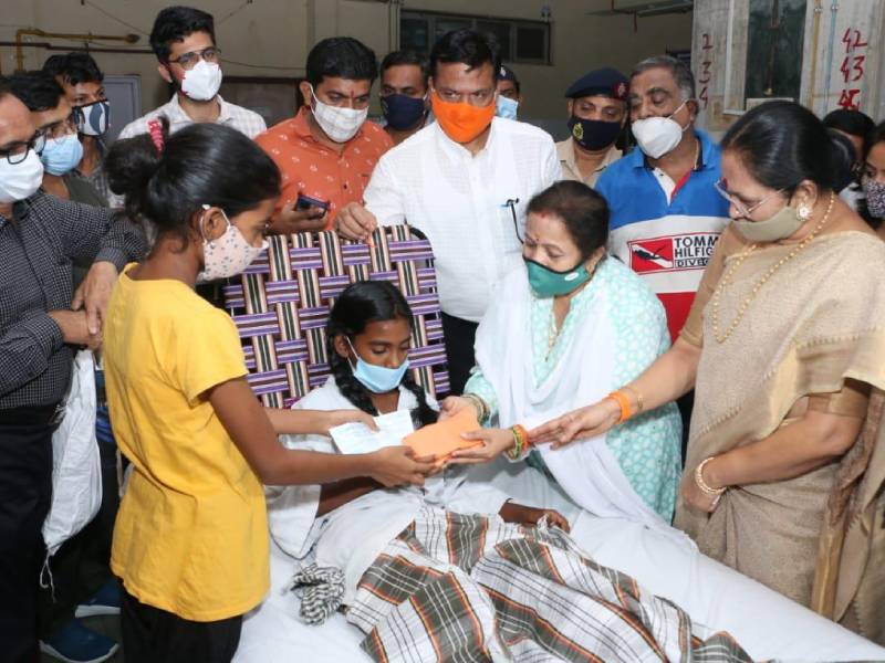 Raigad Landslide Poladpur 14 years old runner Sakshi Dabhekar Leg cut after operation KEM Hospital to take responsibility | बाळाला वाचवताना गंभीर दुखापत, १४ वर्षांच्या साक्षीला मिळणार नवा पाय; केईएमनं घेतली संपूर्ण जबाबदारी