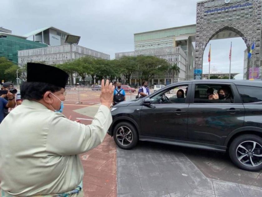 malaysia couple holds 10000 people drive thru wedding | माजी मंत्र्याच्या मुलाच्या लग्नाला १०,००० लोक येतात तेव्हा...; मलेशियातील लय भारी 'शुभमंगल सावधान'