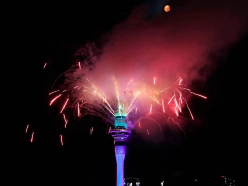 watch New Zealand Australia welcome 2021 with stunning firework displays | Video : ऑस्ट्रेलिया, न्यूझीलंडचा नववर्षात प्रवेश; धुमधडाक्यात स्वागत