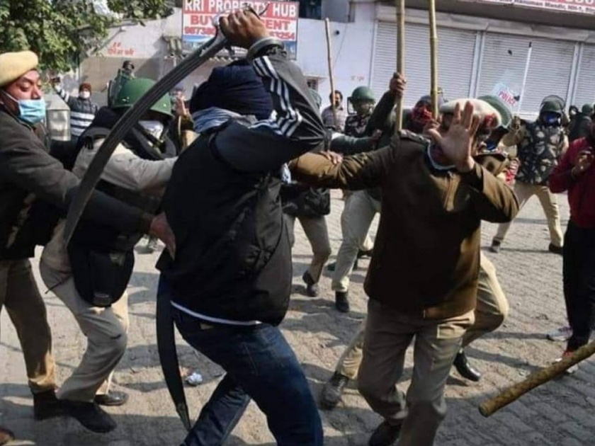 farmers protest singhu border delhi police sword sho clash between farmers protesters | सिंघू सीमेवर पुन्हा धुमश्चक्री! पोलीस अधिकाऱ्यावर तलावारीनं हल्ला, गंभीर जखमी