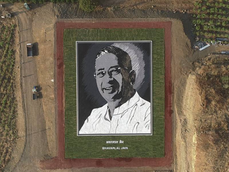 mosaic portrait of Bhavarlal Jain recorded in Guinness Book art created by pradeep bhosle | लय भारी! भवरलाल जैन यांच्या मोजेक पोर्ट्रेटची गिनिज बुकात नोंद; ९८ तासात १८ हजार चौरस फुटात साकारली कलाकृती