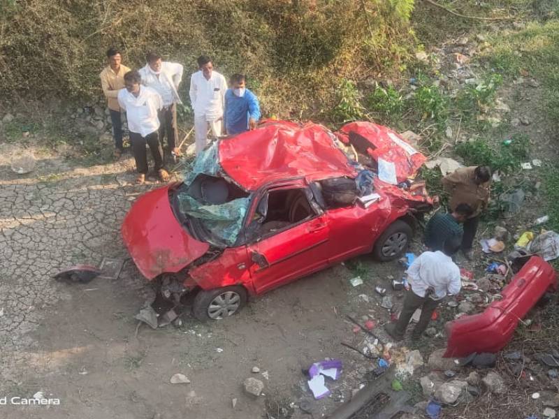 Pusad couple killed in Kalyan-Visakhapatnam highway accident | सुधीर मुनगंटीवार यांचे नातेवाईक असलेल्या दाम्पत्याचा कार अपघातात मृत्यू