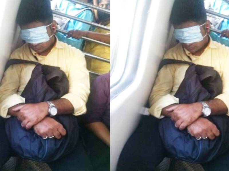 man keeps mask on his eyes while travelling in mumbai local photo gone viral | मुंबई लोकलमध्ये पठ्ठ्या चक्क डोळ्यावर मास्क लावून झोपला, व्हायरल फोटोवर मंत्री म्हणाले...