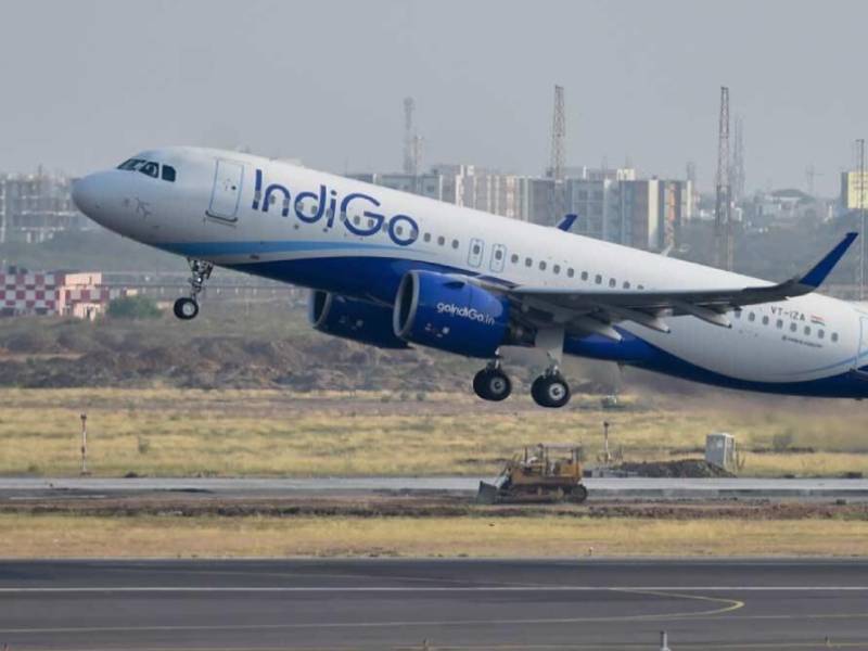 indigo flight passenger says he is covid positive just before take off corona virus | विमान टेकऑफ होणार इतक्यात प्रवासी म्हणाला 'मी कोरोना पॉझिटिव्ह', संपूर्ण विमान झालं रिकामी!