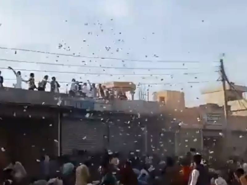 pakistan notes showered at wedding from helicopter in mandi bahauddin | पाकिस्तानात हेलिकॉप्टरमधून 'नोटांचा पाऊस', पैसा जमा करण्यासाठी उडाली झुंबड;  Video व्हायरल