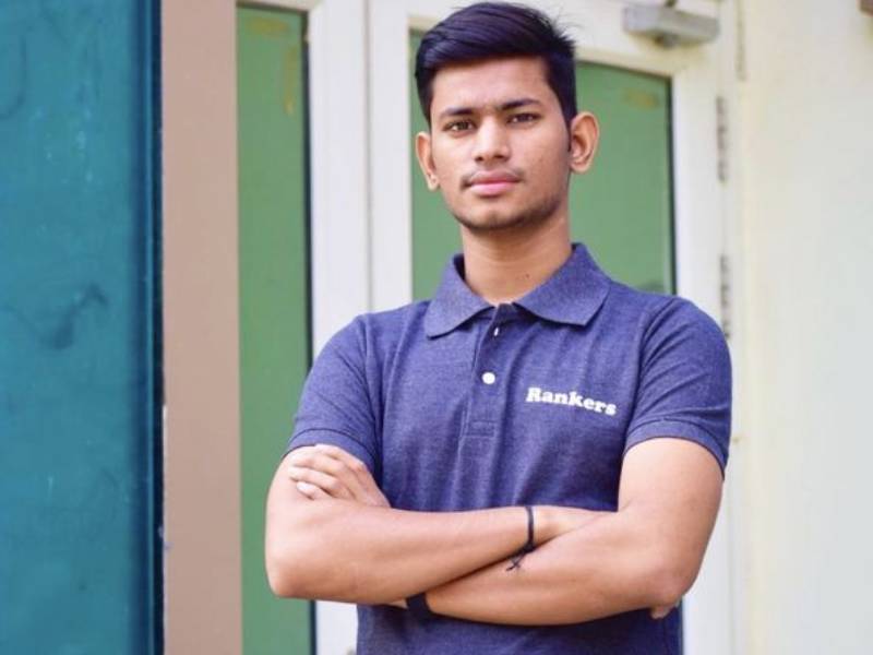 iit third year student running three edtech startups at the age of 22 with a turnover of 22 crores | IIT थर्ड इयरचा २२ वर्षीय विद्यार्थी चालवतोय तीन कंपन्या; २२ कोटींचा टर्नओव्हर, मॅगी खाऊन काढायचा दिवस