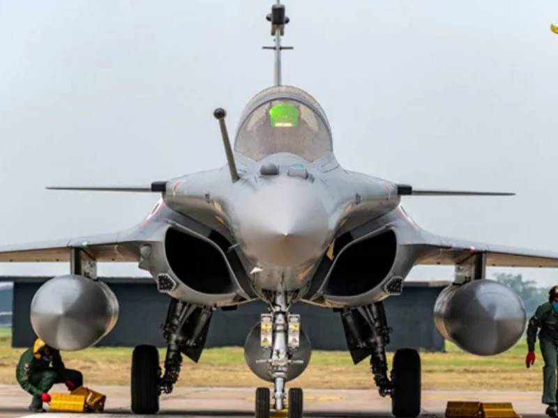 three more rafael fighter jets to reach india today night | जय हो! फ्रान्समधून आणखी तीन राफेल विमानांचं उड्डाण; काही तासांत भारतात पोहोचणार; पाहा Video