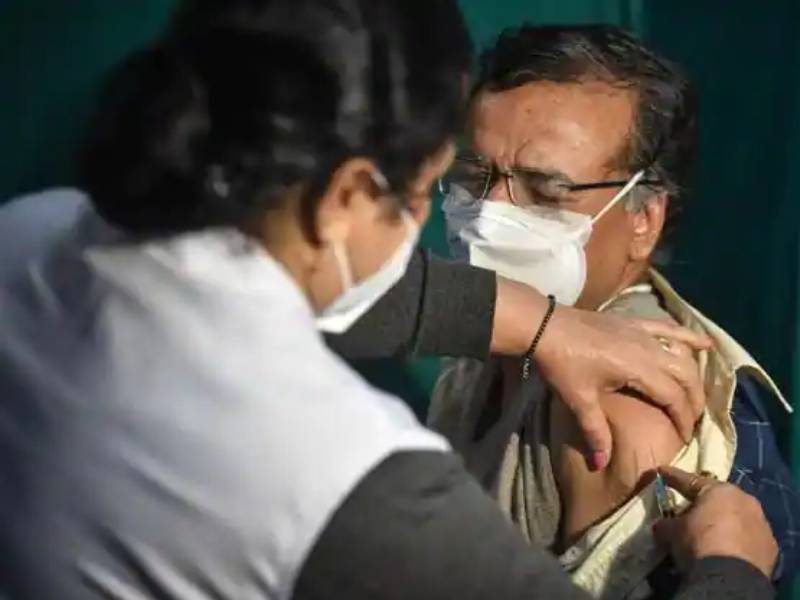 Centre on why Covid vaccination isnt open to all yet | Corona Vaccination In India: देशात सरसकट सर्वांनाच कोरोना लस का देत नाही? केंद्र सरकारनं सांगितलं यामागचं कारण