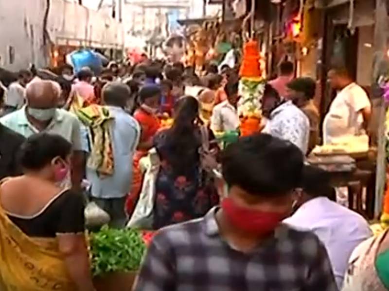 mumbai huge crowd at dadar vegetable market amid surge in corona cases | Dadar Market Crowd: भय उरलेच नाही! मुंबईतील दादर मार्केटमध्ये तोबा गर्दी, सर्व निर्बंध धाब्यावर