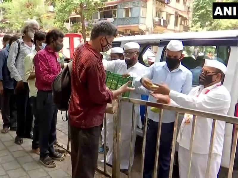 Maharashtra Mumbai Dabbawala distributes food outside KEM Hospital in Mumbai | Mumbai Dabbawala: मुंबईच्या डब्बेवाल्यांनी रोजगार बुडूनही माणुसकी जपली; KEM हॉस्पिटलबाहेर केलं जेवणाचं वाटप!