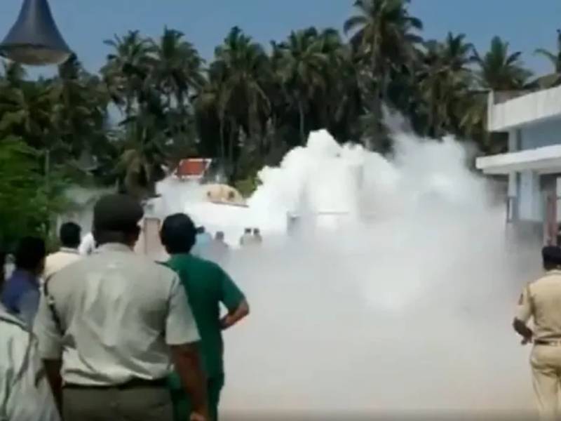 Oxygen tank leakage at South Goa District Hospital fire tenders rushed to spot | Goa Oxygen leakage : नाशिकनंतर गोव्यात धक्कादायक घटना, रुग्णालयातील ऑक्सिजन टँकला गळती