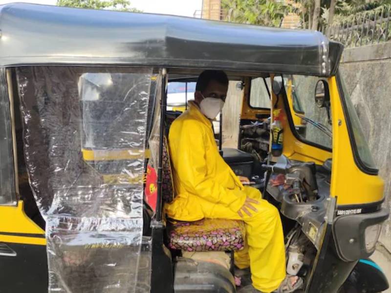Man provides free auto rides in mumbai to patients and the needy | मुंबईतील असाही कोविडयोद्धा! रिक्षावाला जीवाची पर्वा न करता कोरोना रुग्णांना देतोय मोफत सेवा