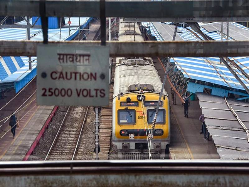 mumbai action taken against 75 thousand passengers traveling by local train in last 60 days | Mumbai Local: रेल्वे प्रशासनाची नजर चुकवून लोकलनं अवैध पद्धतीनं प्रवास करताय? मग थांबा! 'ही' माहिती वाचा...