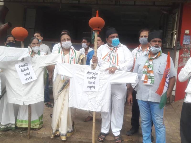 Ulhasnagar Congress observed a black day against the central government | उल्हासनगर काँग्रेसकडून केंद्र सरकार विरोधात पाळला काळा दिवस