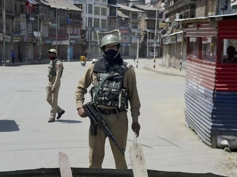 Jammu Kashmir Seven civilians sustain minor injuries as terrorists hurl grenade at CRPF naka party at bus stand in Pulwama Tral | जम्मू-काश्मीर: त्राल येथे बसस्टँडवर ग्रेनेड हल्ला, ७ जण जखमी; शोधमोहिम सुरू