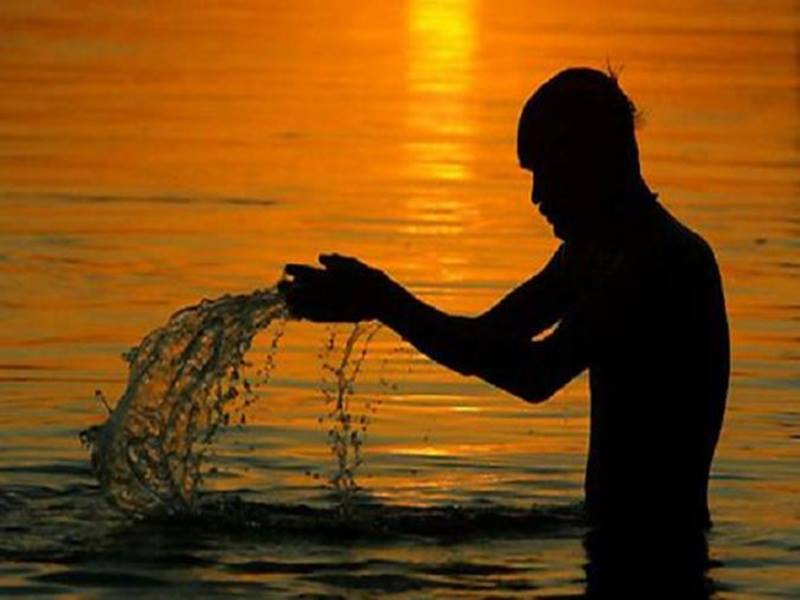 Ganga Dusherra 2021: If you take a bath in any of these ten methods, you too will get the virtue of bathing in Ganga! | Ganga Dusherra 2021: 'या' दहा पद्धतींपैकी कोणत्याही एका पद्धतीने स्नान केल्यास तुम्हालाही लाभेल गंगास्नानाचे पुण्य!