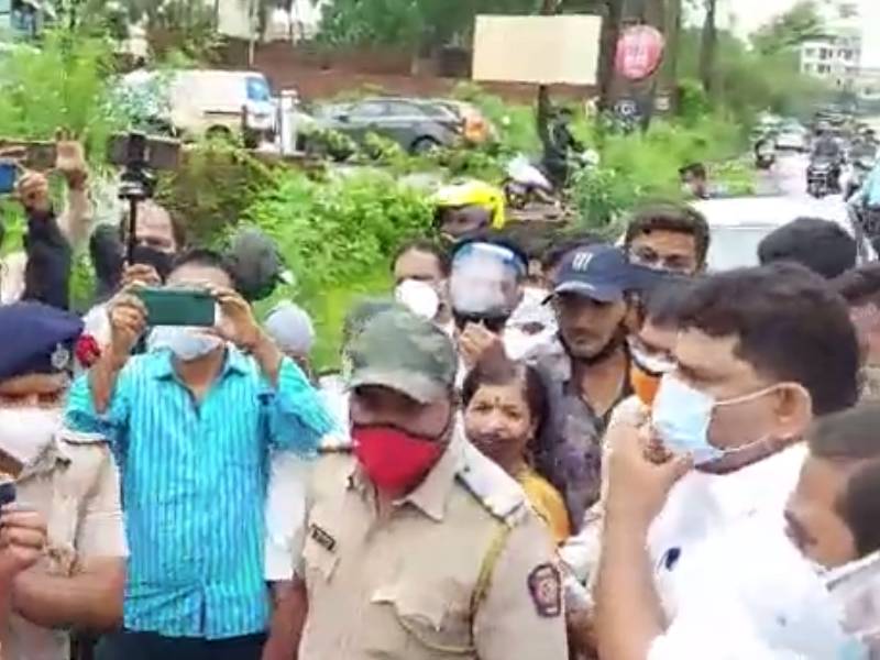 After Mumbai now in Kudal BJP Shiv Sena workers fights MLA Vaibhav Naik Watch VIDEO | मुंबईनंतर कुडाळात भाजप-शिवसेना कार्यकर्त्यांमध्ये तुफान राडा, आमदार वैभव नाईकांचा काढता पाय; पाहा VIDEO