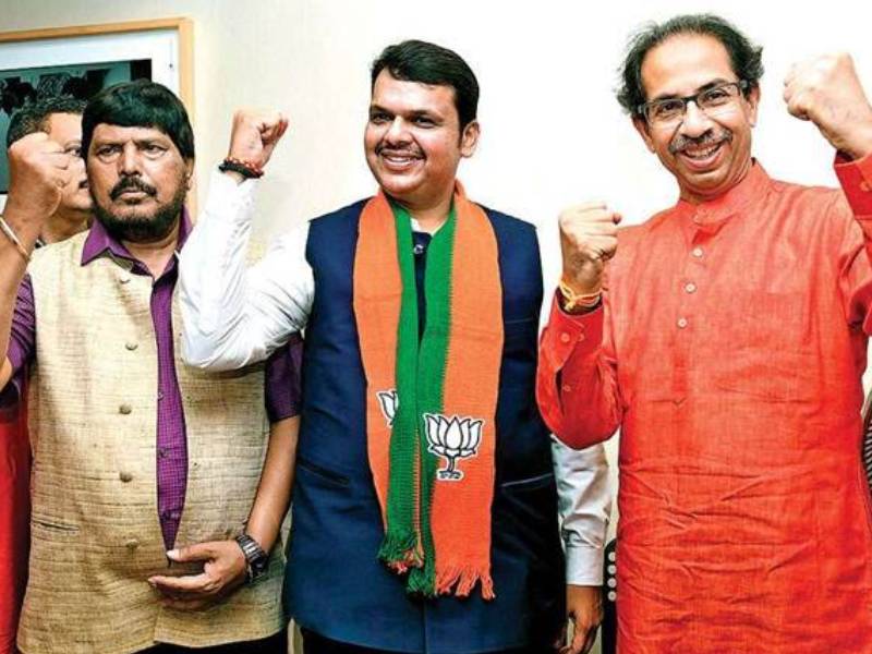 think about the future of Shiv Sena and form an alliance with BJP ramdas athavale tweet | शिवसेनेच्या भवितव्याचा विचार करा अन् भाजपशी युती करा; आठवलेंची उद्धव ठाकरेंना साद, फॉर्म्युलाही सांगितला!