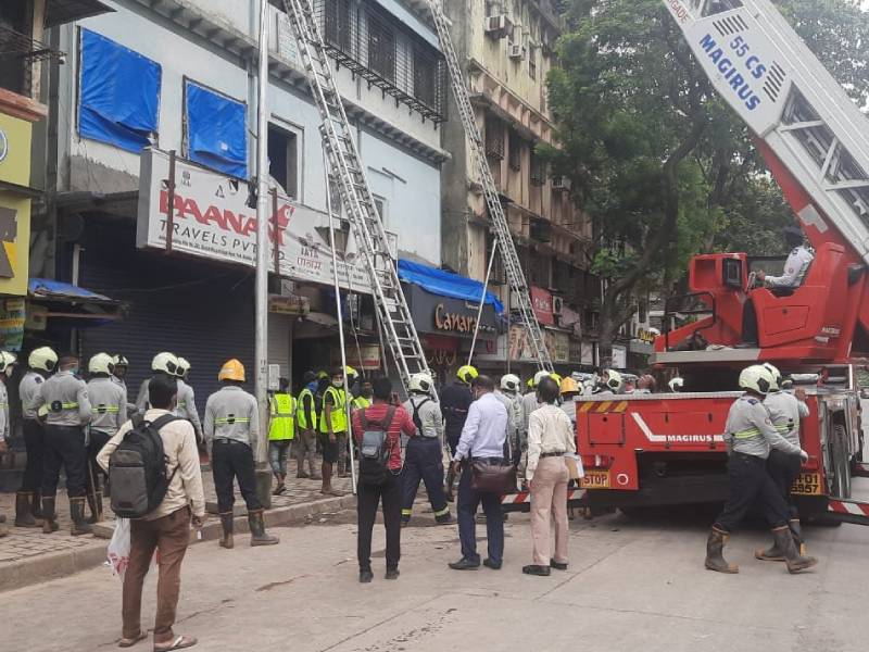 A portion of a building collapsed in the Fort area of Mumbai | BREAKING: मुंबईत फोर्ट परिसरात इमारतीचा स्लॅब कोसळला, ४० जणांना वाचवण्यात यश