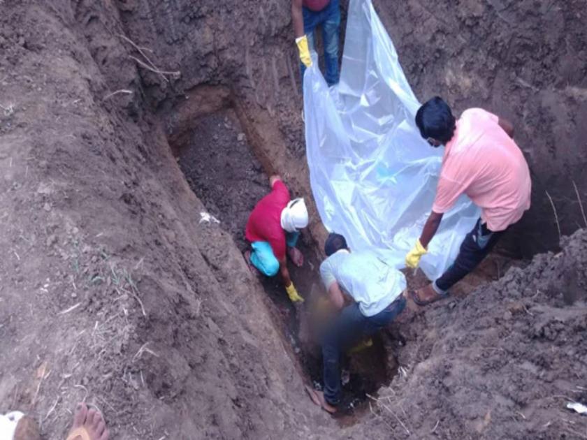 madhya pradesh bodies of five missing since may exhumed from deep pit 6 arrested | महिन्याभरापासून कुटुंब होतं बेपत्ता; शेतात खणला १० फूट खड्डा अन् मग एकापाठोपाठ एक...