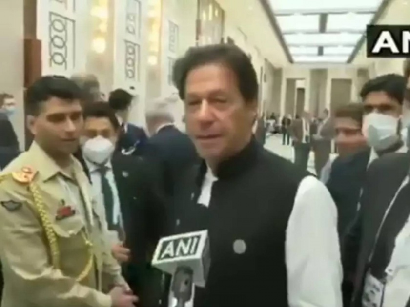Imran Khan evades question on Taliban blames RSS ideology for no talks with India | भारतीय पत्रकाराचा प्रश्न इम्रान खान यांना झोंबला; उत्तर न देताच काढता पाय घेतला; पाहा VIDEO