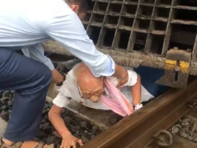 Mumbai Varanasi train applied emergency brakes immediately and saves senior citizen who was crossing tracks at Kalyan station | मोटरमनचं प्रसंगावधान! वेळीच ब्रेक दाबला अन् वृद्ध व्यक्ती मृत्यूच्या दारातून परतला; पाहा थरारक VIDEO
