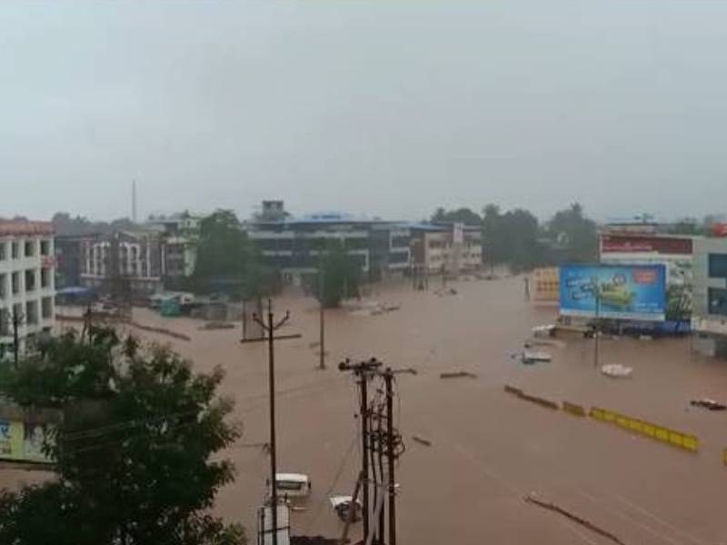 ratnagiri heavy rain flood in chiplun Jagbudi Vashishti river overflow rain updates | Chiplun Flood: ...अन् खाड्यांमधून पाणी वाहून जाण्याऐवजी आत येऊ लागलं; बघता बघता खेड, चिपळूण पाण्याखाली गेलं