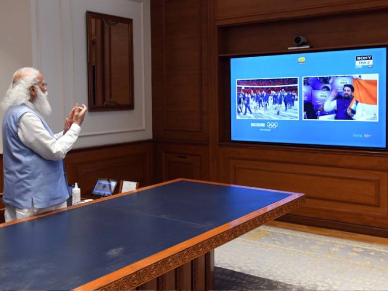PM Modi stands up to cheer athletes as the Indian contingent enters Olympic Stadium in Tokyo | Tokyo Olympics 2020: टोकियोत भारतीय चमू संचलनासाठी येताच पंतप्रधान मोदी उभे राहिले अन् टाळ्यांनी दिलं प्रोत्साहन 