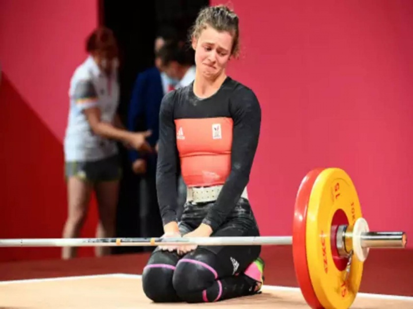 Watch Video 18 Year Old Belgium Weightlifter Nina Sterckx Breaks Down In Tears Tokyo Olympics | VIDEO: पूर्ण ताकद पणाला लावली, पण अपयशी ठरली; १८ वर्षांच्या नीनाला अश्रू अनावर, सगळेच गहिवरले