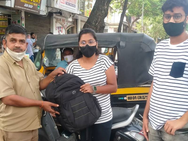 The forgotten 2 laptop rickshaw driver returned to the young woman | प्रामाणिकपणा! विसरलेले २ लॅपटॉप रिक्षा चालकाने तरुणीला केले परत, कौतुकाचा वर्षाव