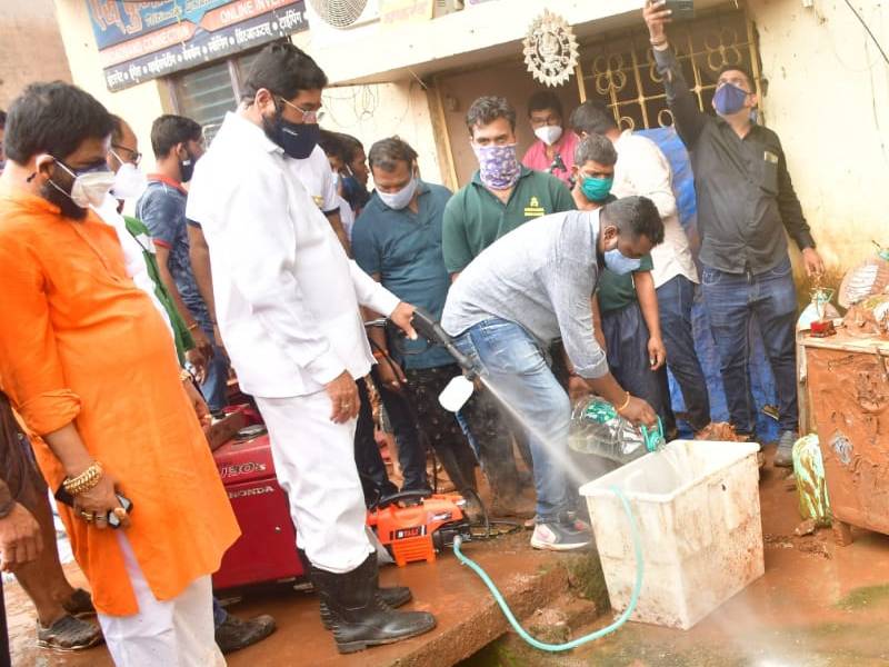 Eknath Shinde himself took initiative to clean the Mahad city | महाडच्या स्वच्छतेसाठी स्वत: एकनाथ शिंदे उतरले रस्त्यावर; ४५० कर्मचारी, २० जेसीबी, २० डंपर, घंटागाड्या मदतीला