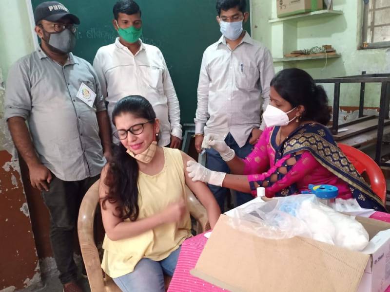 Vaccination started in Beturkar Pada area with the efforts of Alka Saavi Pratishthan | अलका सावली प्रतिष्ठानच्या प्रयत्नाने बेतूरकर पाडा परिसरात लसीकरण सुरु; पहिल्याच दिवशी ३५० नागरिकांचे लसीकरण