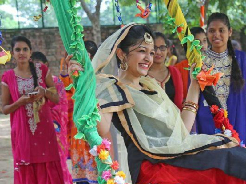Shravan 2021: Jhulan Purnima celebrate at Vrindavan on shravan shukla dashmi | Shravan 2021 : श्रावण शुक्ल दशमीला वृंदावनी जातो 'उंच माझा झोका...'