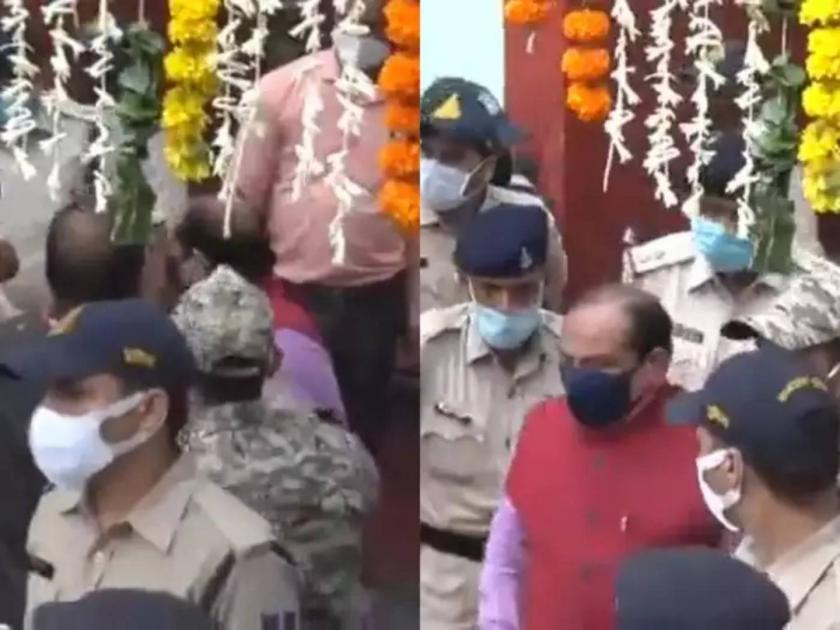 Police throw out senior BJP leader from Jyotiraditya Scindias Jan Ashirwad event | ज्योतिरादित्य शिंदेंच्या कार्यक्रमातून वरिष्ठ भाजप नेत्याला धक्के मारून बाहेर काढलं; पाहा VIDEO