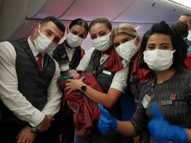 Afghanistan Crisis Afghan woman gives birth to baby girl in Turkish Airlines at an altitude of 30 000 feet | Afghanistan Crisis: अफगाण महिलेनं ३० हजार फूट उंचीवर विमानात दिला चिमुकलीला जन्म; भावूक क्षणानं डोळे पाणावले