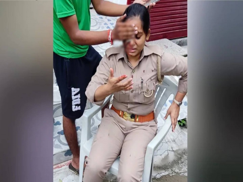 molestation of a woman policeman doing duty broke her head iron rod | आक्षेपार्ह कमेंटला विरोध केल्यानं महिला पोलिसावर हल्ला; लोखंडी रॉडनं आघात झाल्यानं डोकं फुटलं