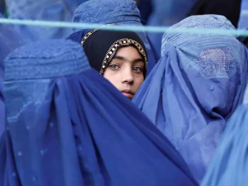 taliban officially ban coeducation men teachers not allowed to teach girls in afghanistan | Afghanistan Crisis: तालिबाननं रंग दाखवले! विद्यार्थिंनींना पुरूष शिक्षक शिकवणी देऊ शकणार नाहीत, तालिबानचं फर्मान