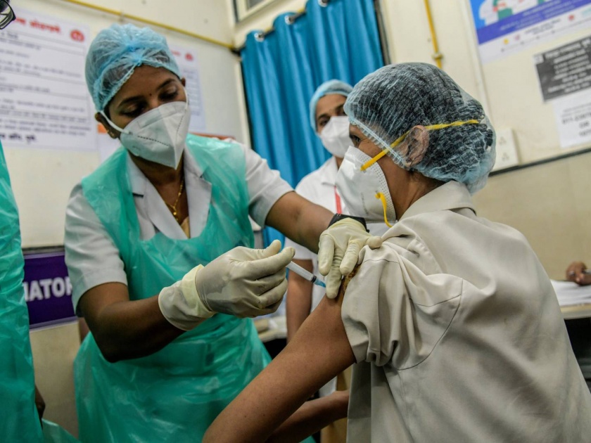 delhi hospital 25 percent of fully vaccinated healthcare workers at delhi hospital infected | चिंताजनक! लसीचे दोन्ही डोस घेऊनही एकाच रुग्णालयातील २५% कर्मचाऱ्यांना कोरोनाची लागण