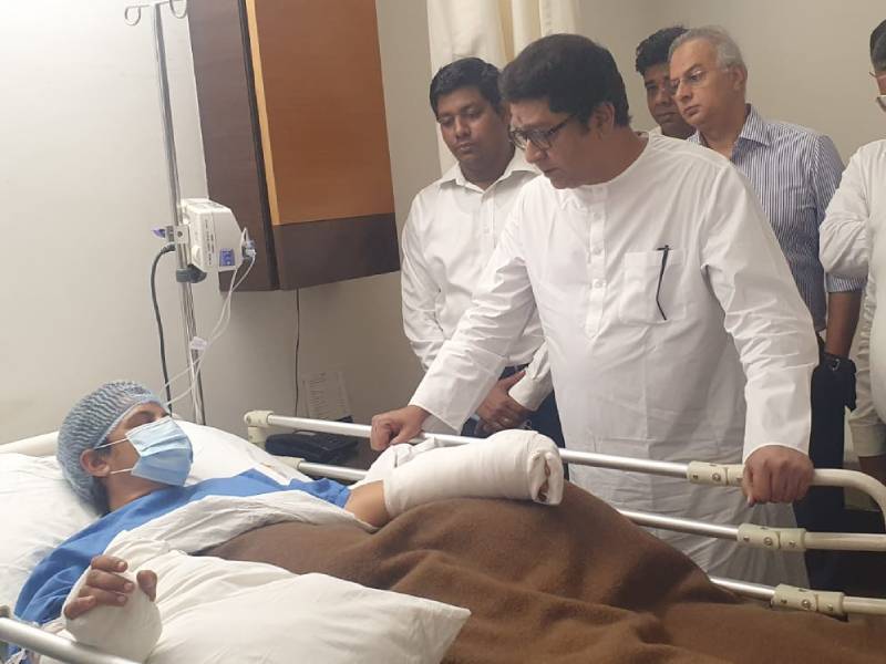 Raj Thackeray Meets Thane Municipal Assistant Commissioner Kalpita Pimple in thane Jupiter Hospital | Raj Thackeray Meets Kalpita Pimple: राज ठाकरेंनी घेतली ठाणे पालिका सहाय्यक आयुक्त कल्पिता पिंपळेंची भेट; फेरीवाल्यानं केला होता हल्ला