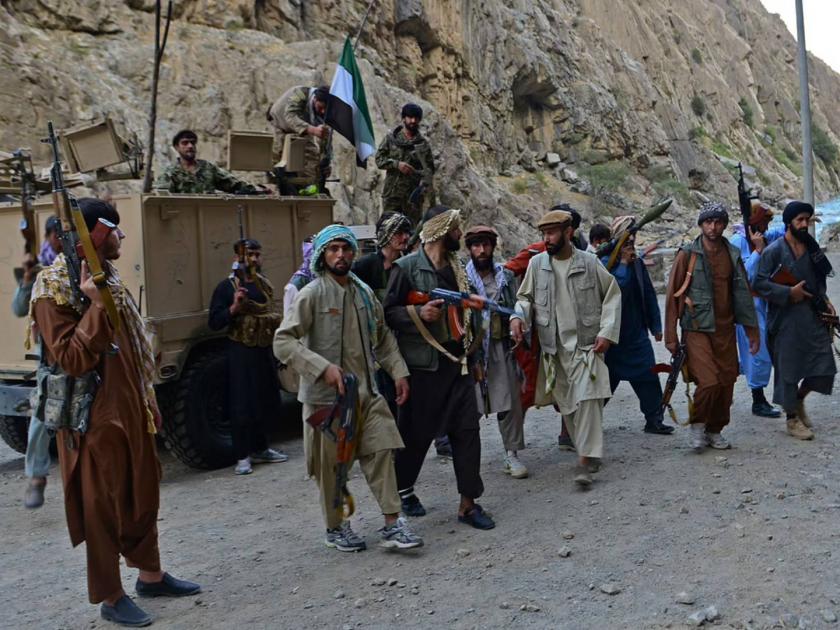 Clashes between Taliban resistance forces intensify in Panjshir | पंजशीरमध्ये तालिबाननं पुन्हा मार खाल्ला; ४० दहशतवाद्यांचे मृतदेह सोडून पळ काढला