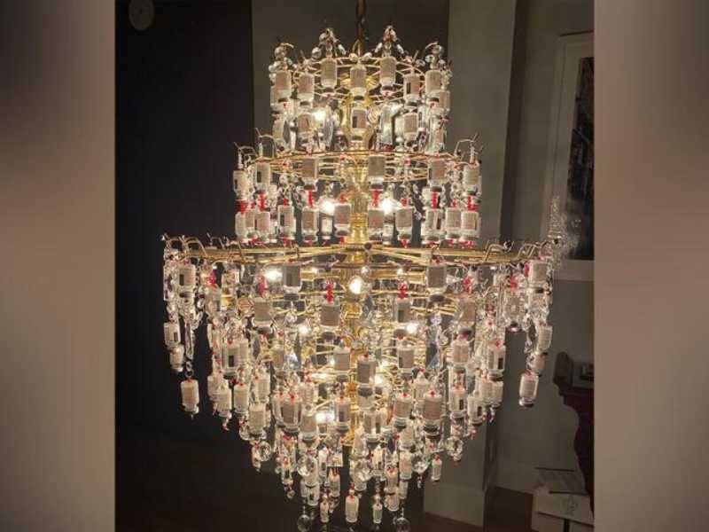 Nurse made chandelier from empty vials of corona vaccine | नर्सच्या 'आयडिया'ची कल्पना! कोरोना लसीच्या रिकामी कुप्यांपासून तयार केलं झगमगतं झुंबर