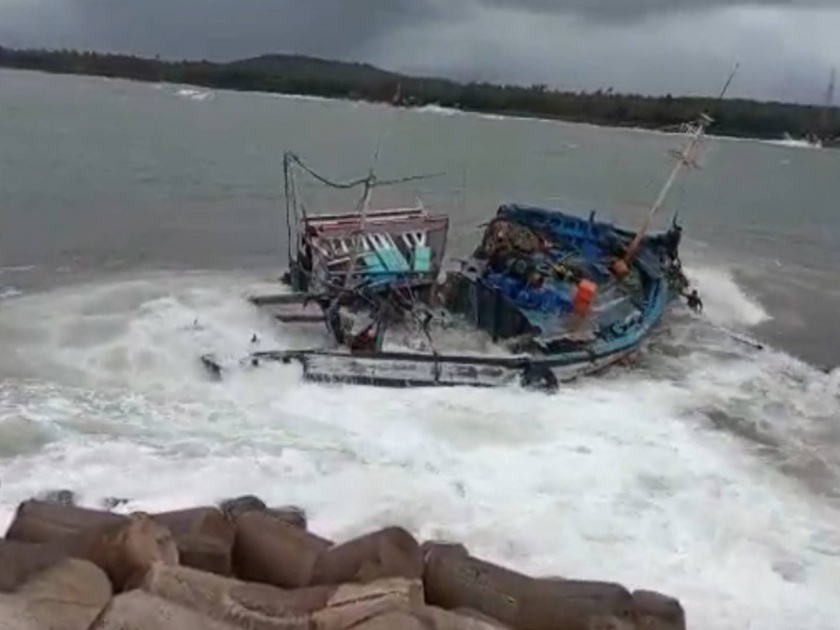 boat crashes into pieces due to gusty winds in ratnagiri | VIDEO: ...अन् अवघ्या काही सेकंदांमध्ये नौकेचे तुकडे; रत्नागिरीतील थरारक घटना कॅमेऱ्यात कैद
