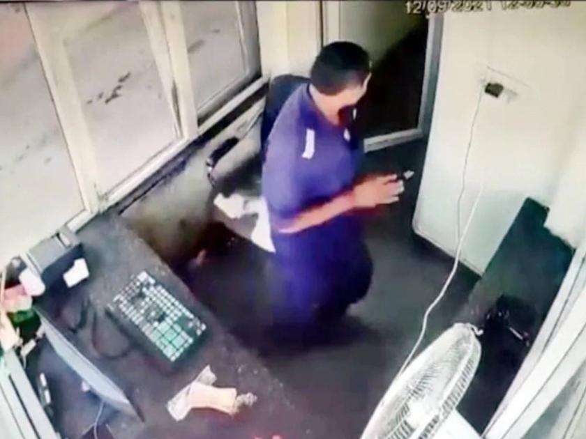 live to escape death in bhadohi the speeding truck collided with the booth uncontrollably in 3 seconds the toll worker saved | VIDEO: टोलनाक्यावर बसला होता कर्मचारी, समोरून आला भरधाव ट्रक; अपघात कॅमेऱ्यात कैद