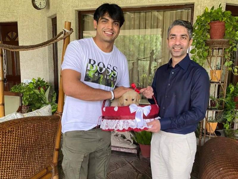 Abhinav Bindra Meets Indias Golden Man Neeraj Chopra Presents Him A Special Gift | अभिनव बिंद्रानं घेतली सुवर्णपदक विजेत्या नीरज चोप्राची भेट, दिलं गोंडस 'गिफ्ट'; नाव ठेवलं 'टोकियो'!
