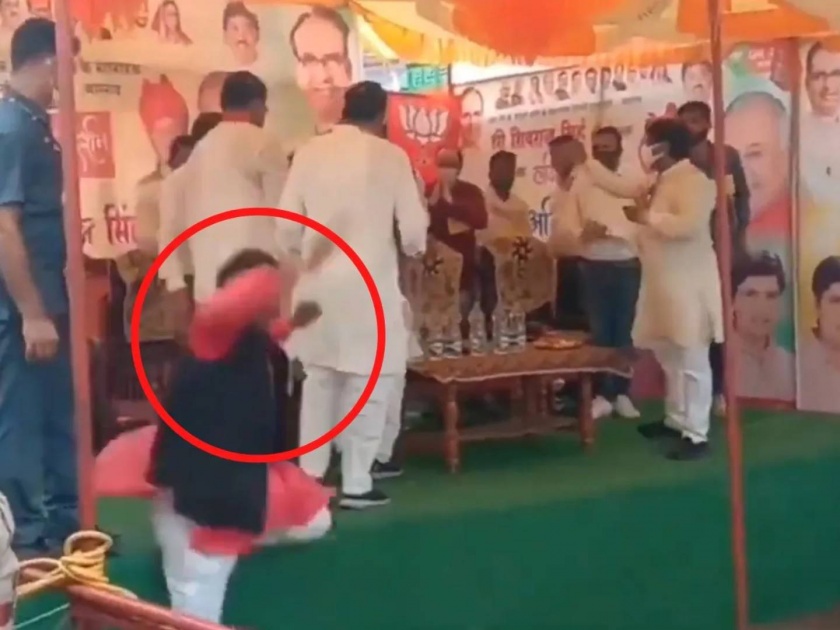 VIDEO: BJP leader falls off stage while cheering for MP CM Shivraj Singh Chouhan | VIDEO: प्रदेश का नेता कैसा हो..? मुख्यमंत्र्यांसमोर घोषणा देताना भाजप नेता धडपडला; स्टेजवरून कोसळला